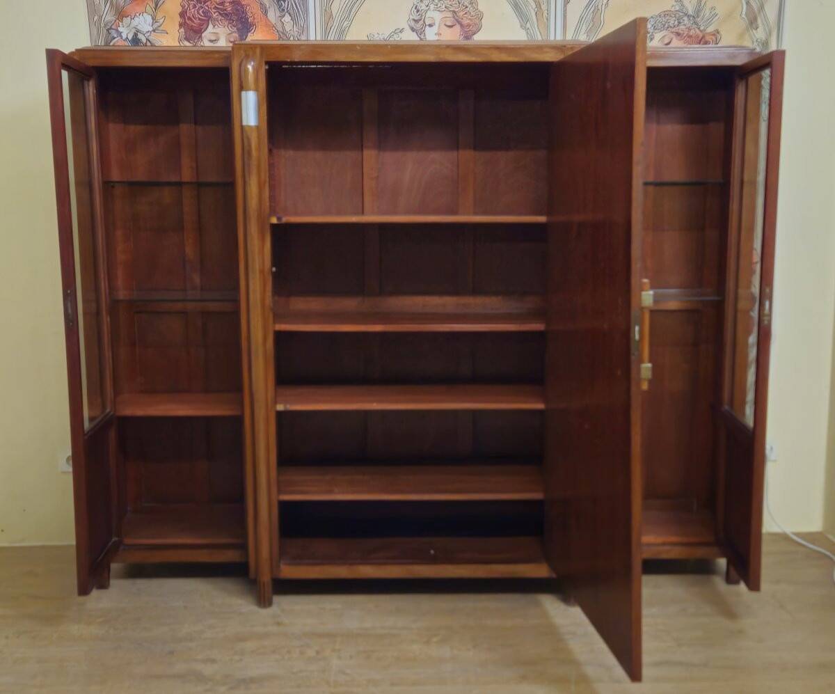 Important Art Deco library in amboyna and mahogany veneer.