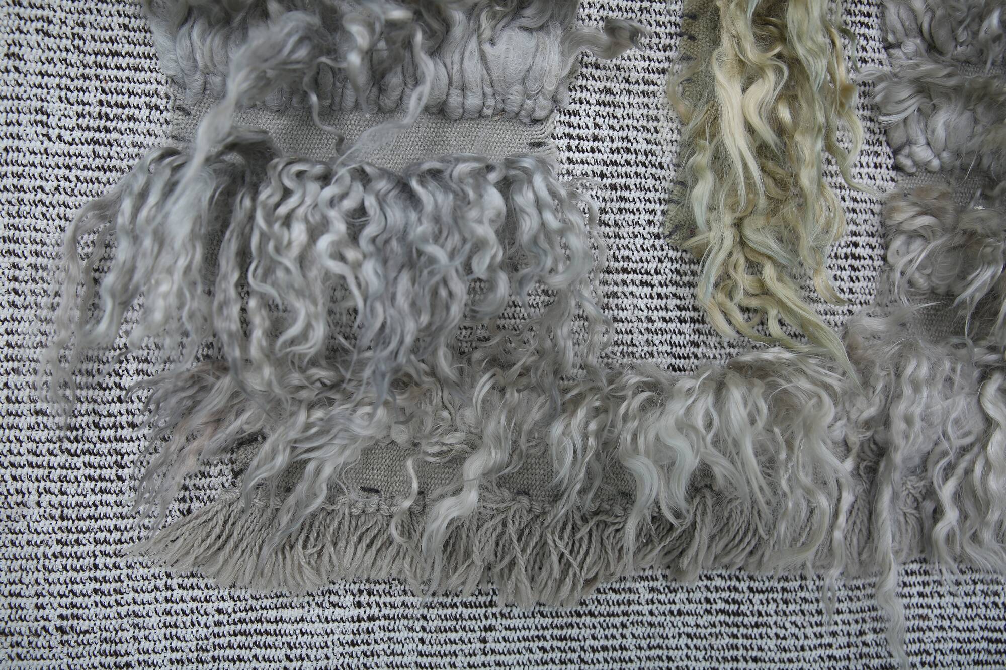 Tapis Mural Vintage Texturé en Laine Naturelle – Tons Gris & Crème, 90x98