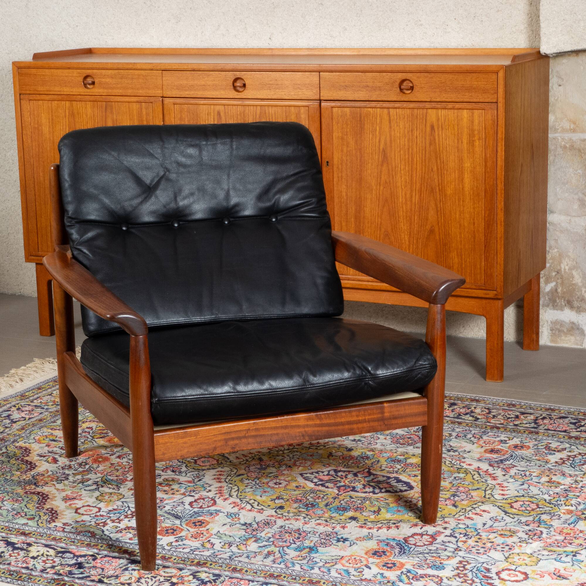 Scandinavian armchair in black leather and teak - 1960s