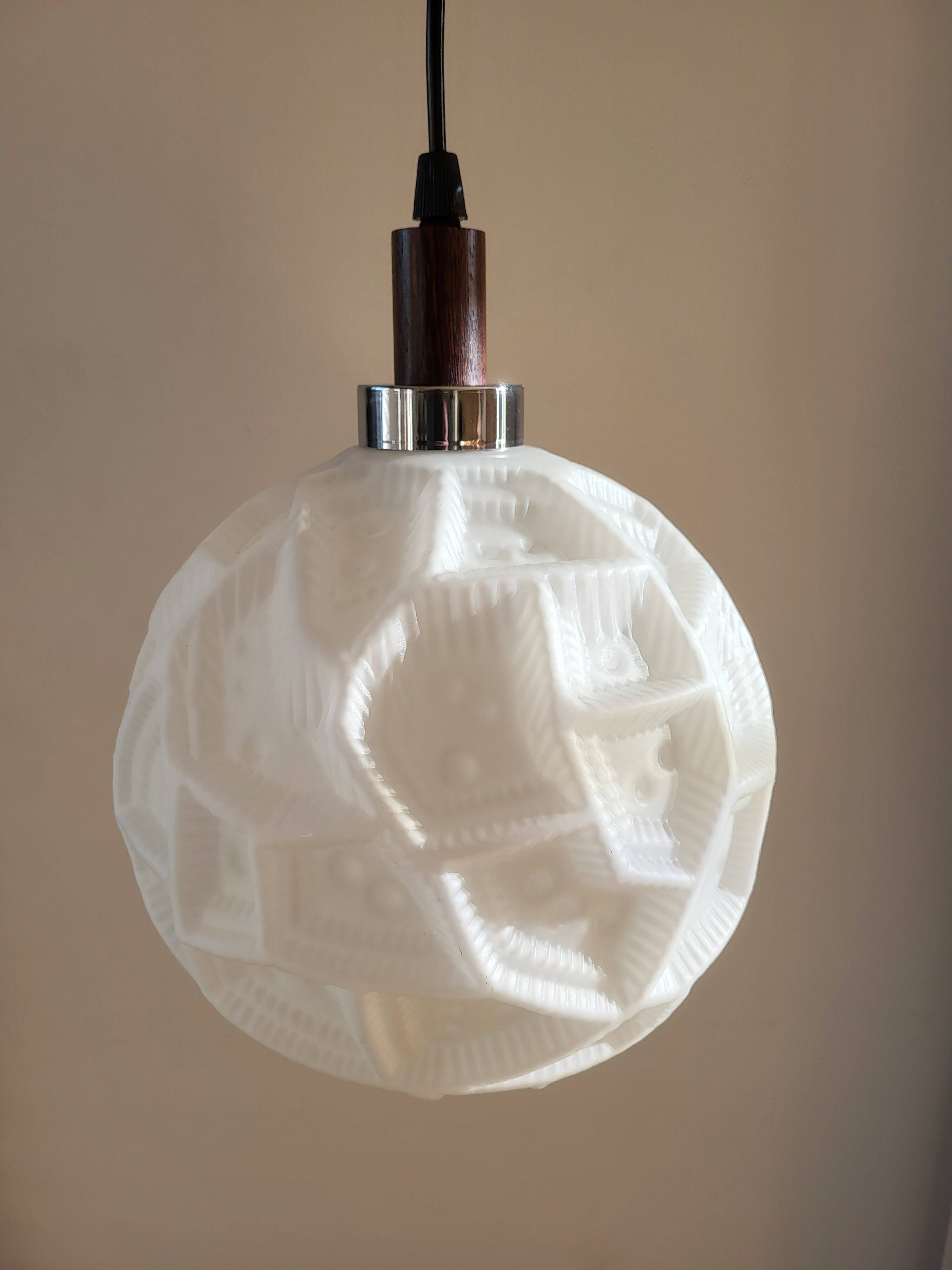 Lampe à suspension vintage, vermoedelijk Peill & Putzler, verre opalin avec relief