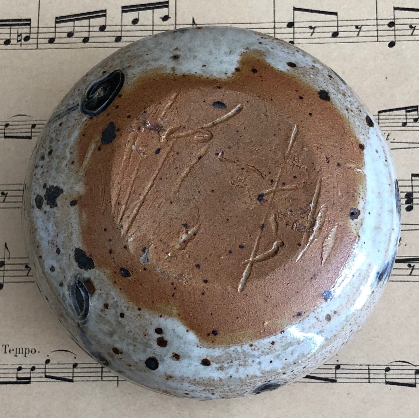 Signed soliflore flower spade in sandstone