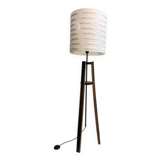 “Barrel” tripod lamp