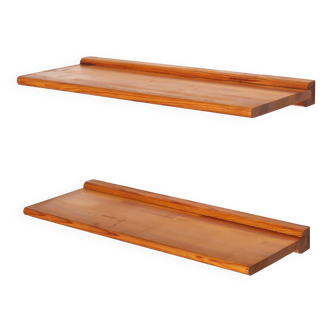 Deux étagères murales en bois de pin, années 70