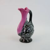 Carafe Vallauris noire et rose à motifs blanc en relief