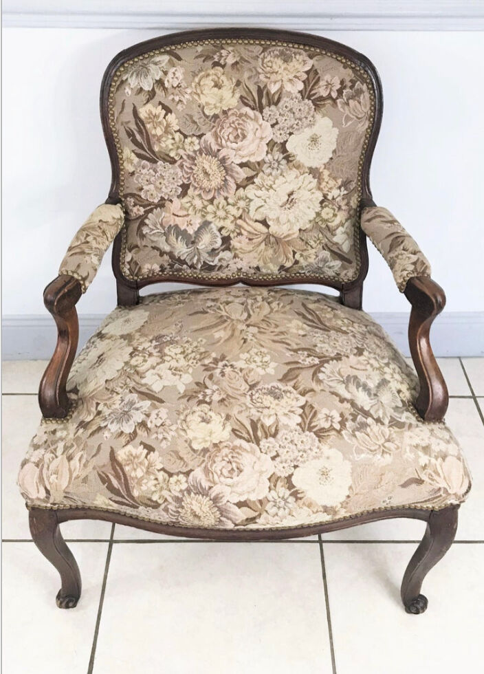 Louis XV vintage cabriolet armchair "à la Reine", 18th century