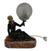 Lampe de bureau art déco femme assise avec globe