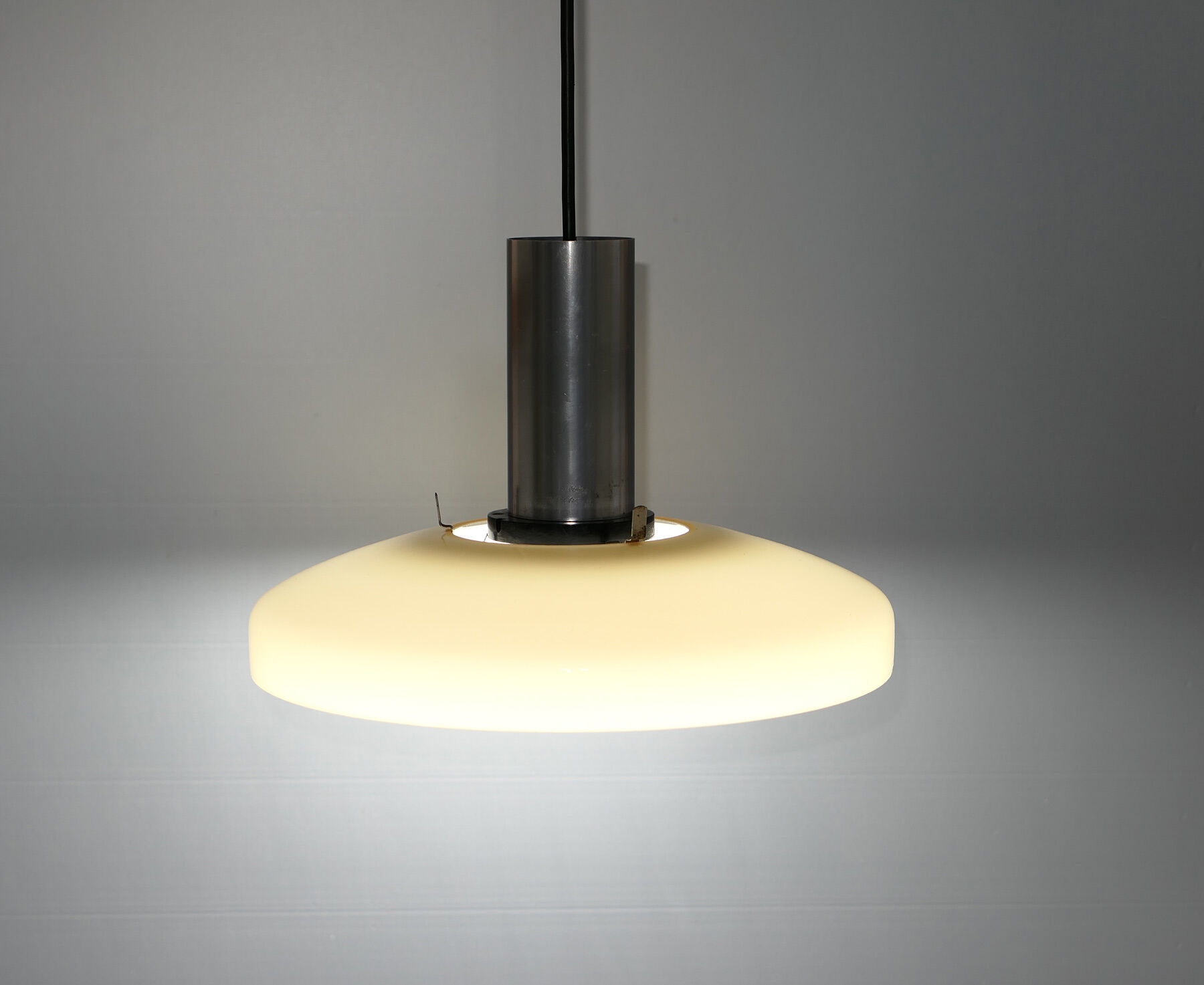 Suspension vintage avec abat-jour en verre opalin beige années 60-70