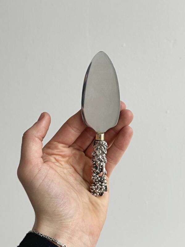 Couverts à fromage anciens en métal brillant