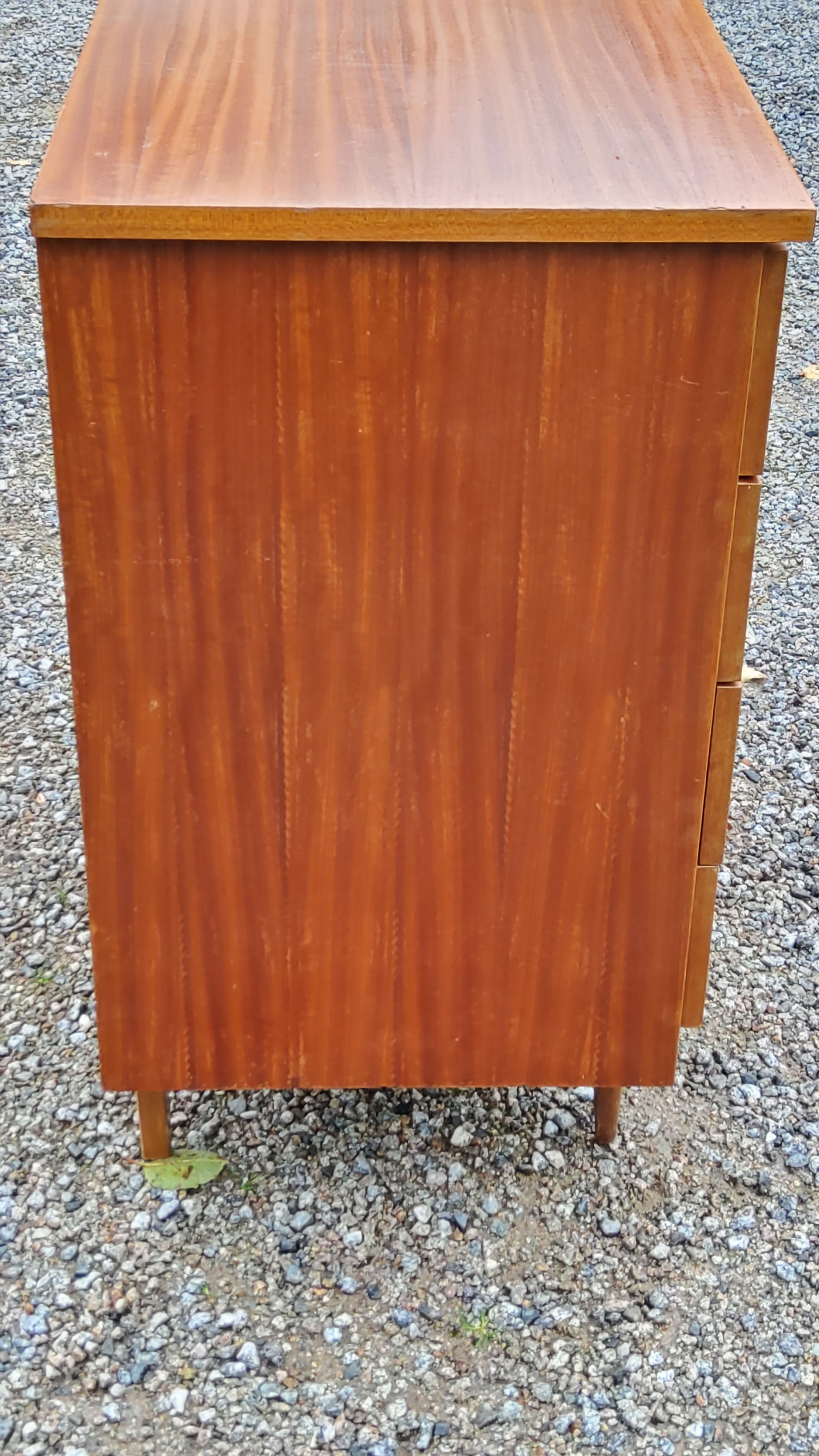 Chest of drawers from the 50s-60s in golden mahogany 4 drawers feet bobbin