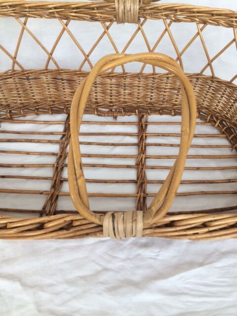 Bassinet in rattan, his mattress, pillow and bed linens