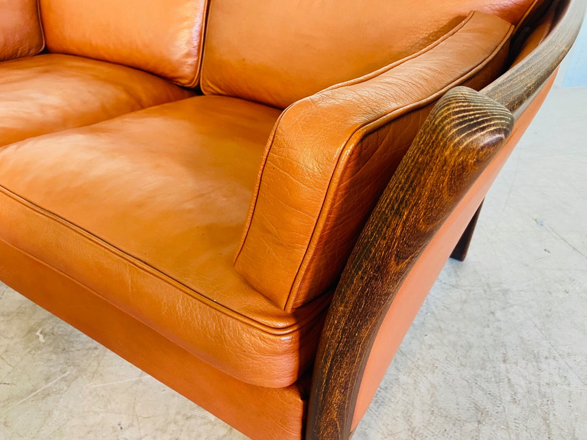 Canapé vintage danois des années 60 en cuir cognac pour 2 personnes.
