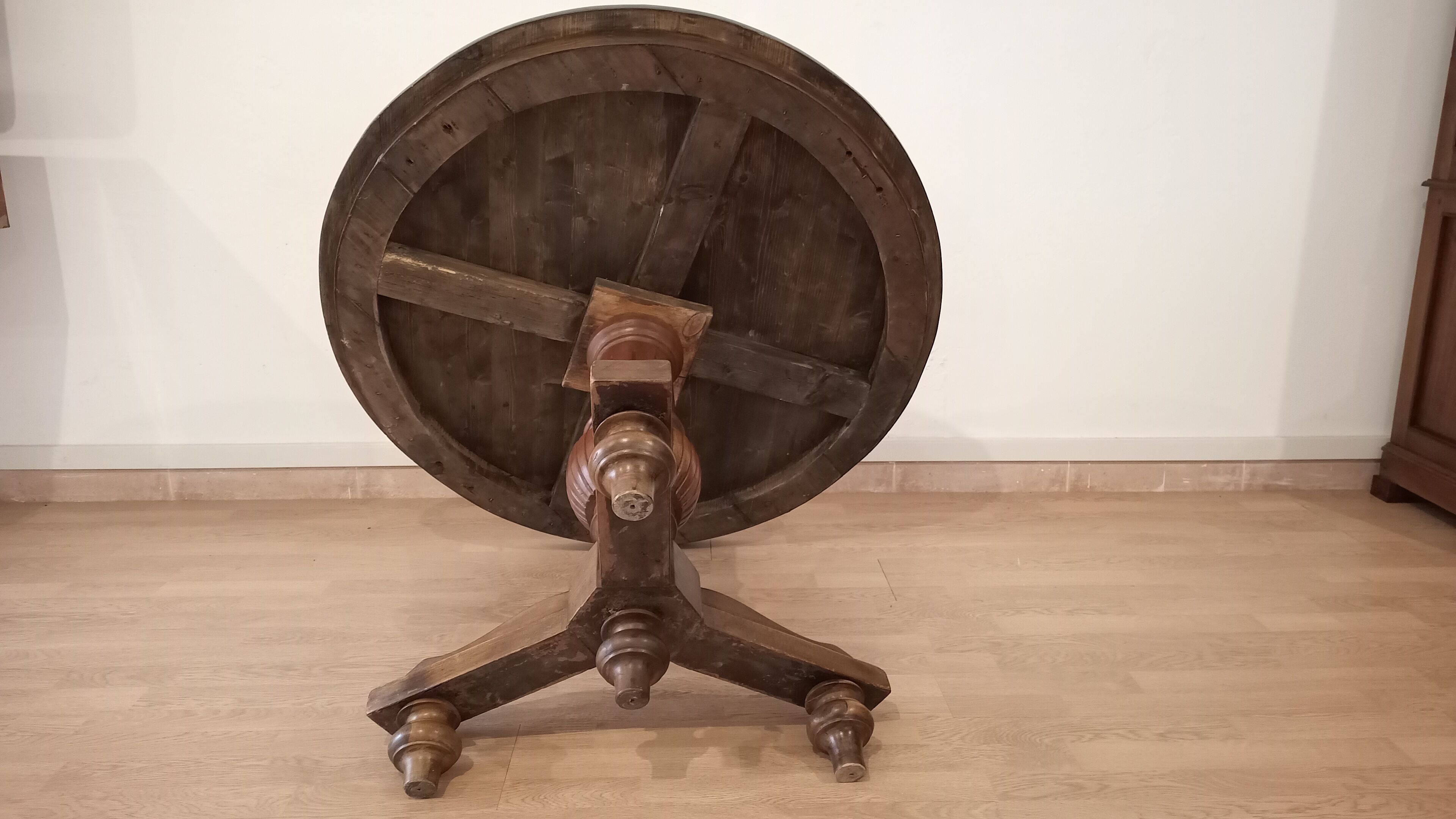 Table ronde en noyer XIXème