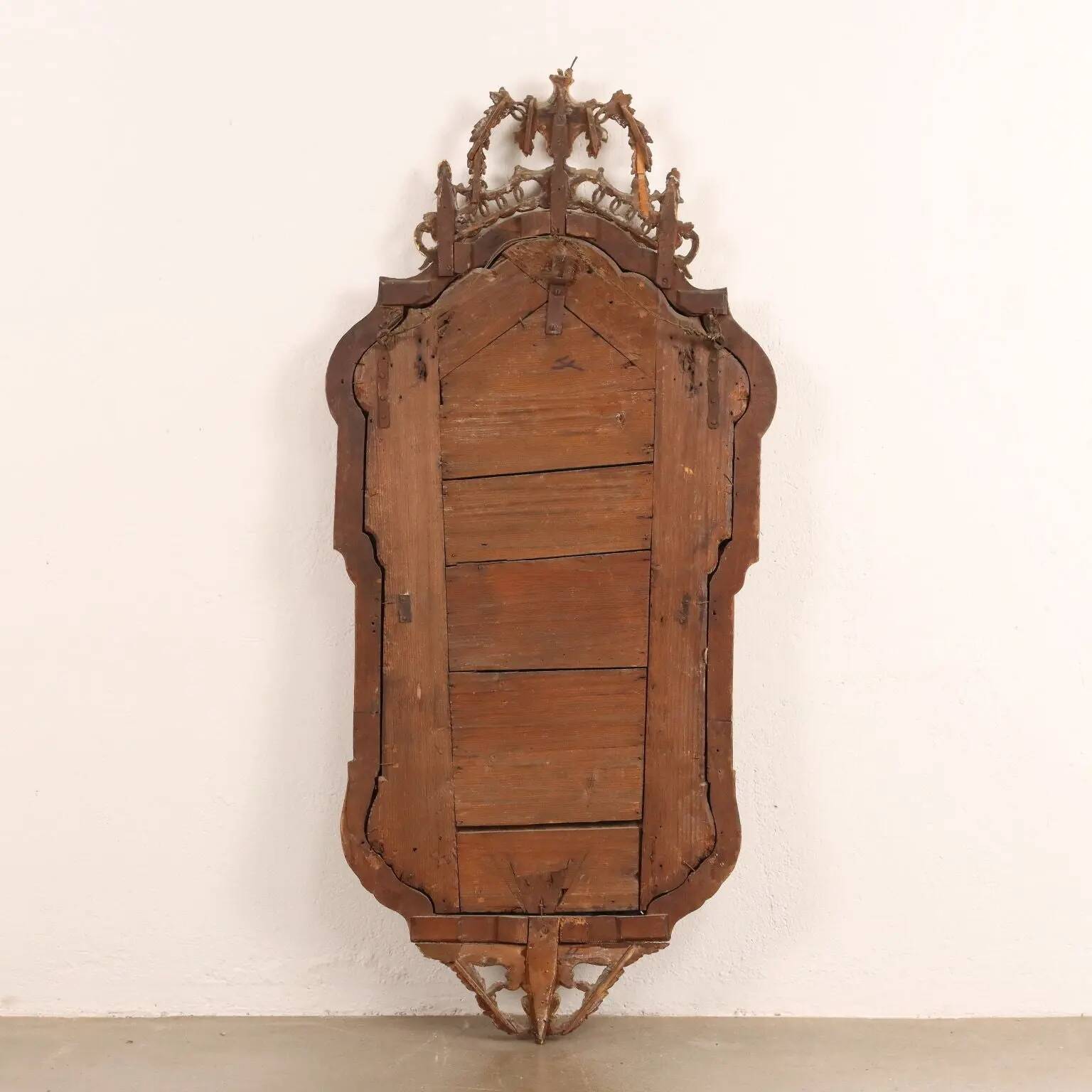 Neoclassical antique mirror in walnut, Italy, 18th century.
