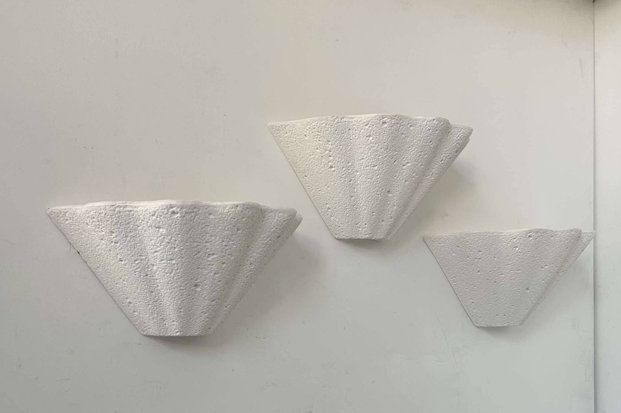 Set of 3 vintage shell wall lights, matte white stone-effect plaster, France 1970