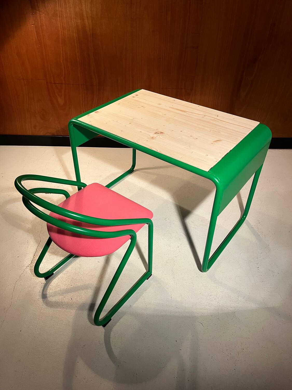 Bureau et sa chaise vintage vers 1980