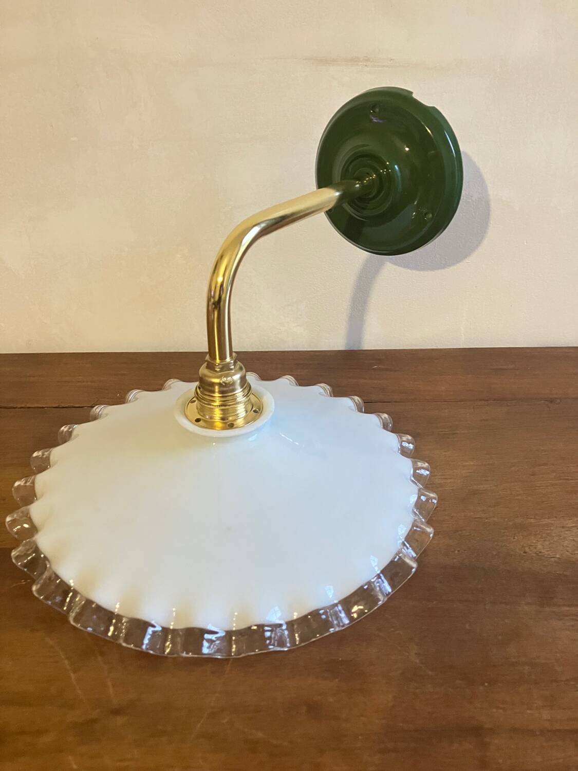 Serrated opaline wall lamp