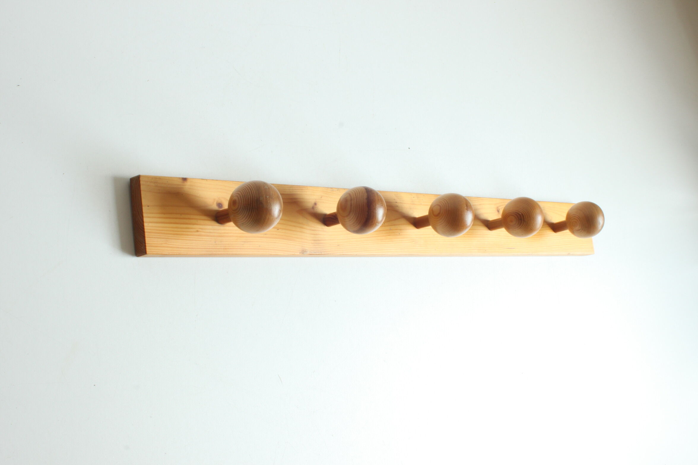 Scandinavian pine wooden ball shaped coat hooks, 1970s.