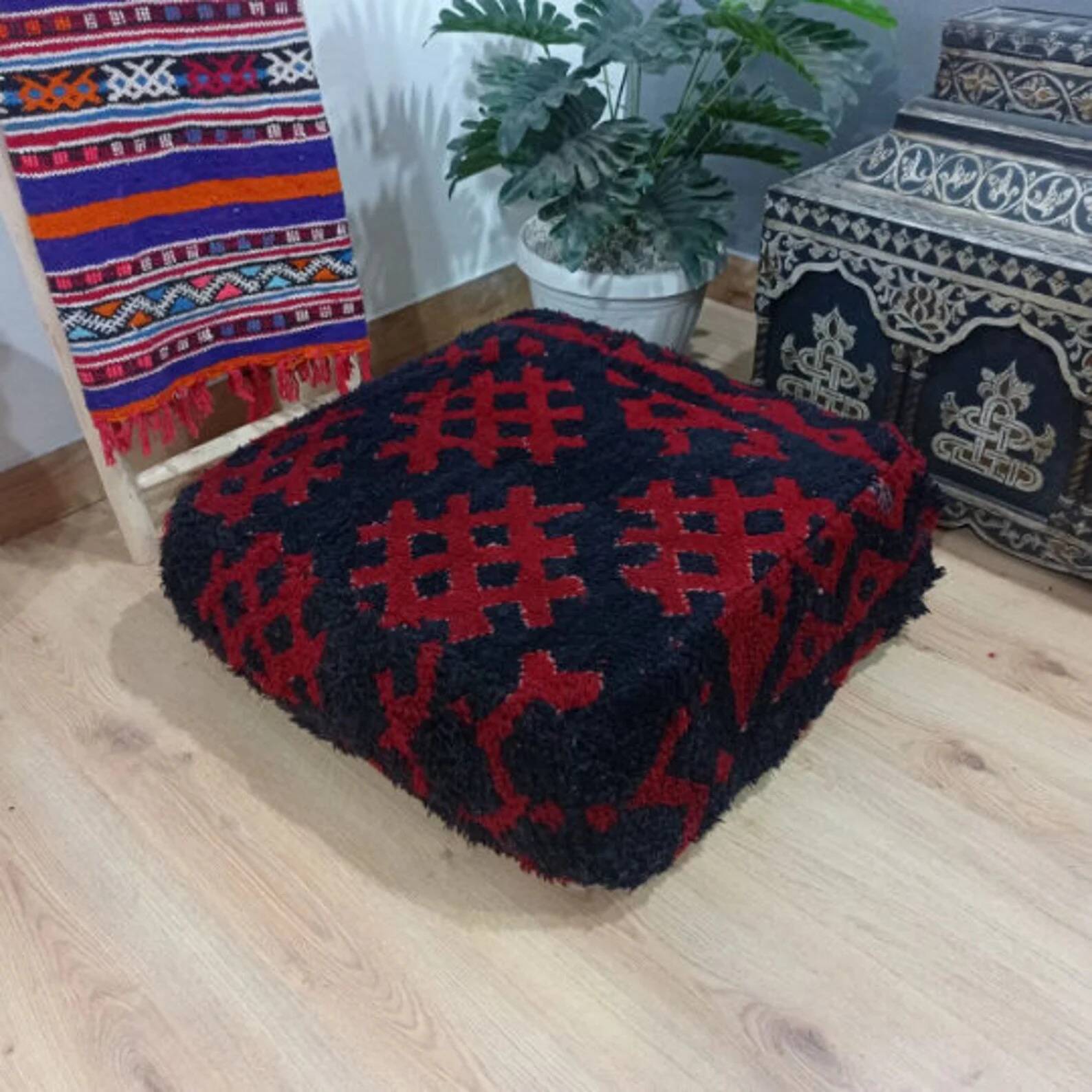 Handmade Berber pouf in wool 60 X 60 X 20 CM