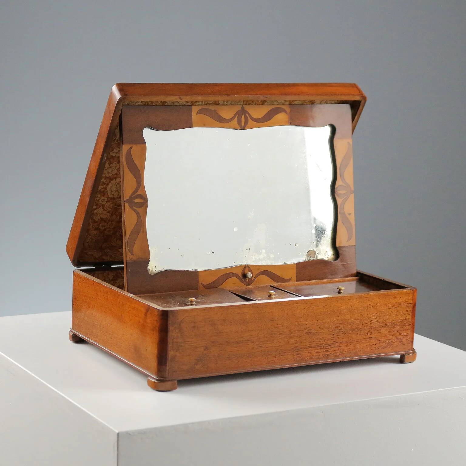 Antique travel box in walnut with mirror, Italy, 19th century