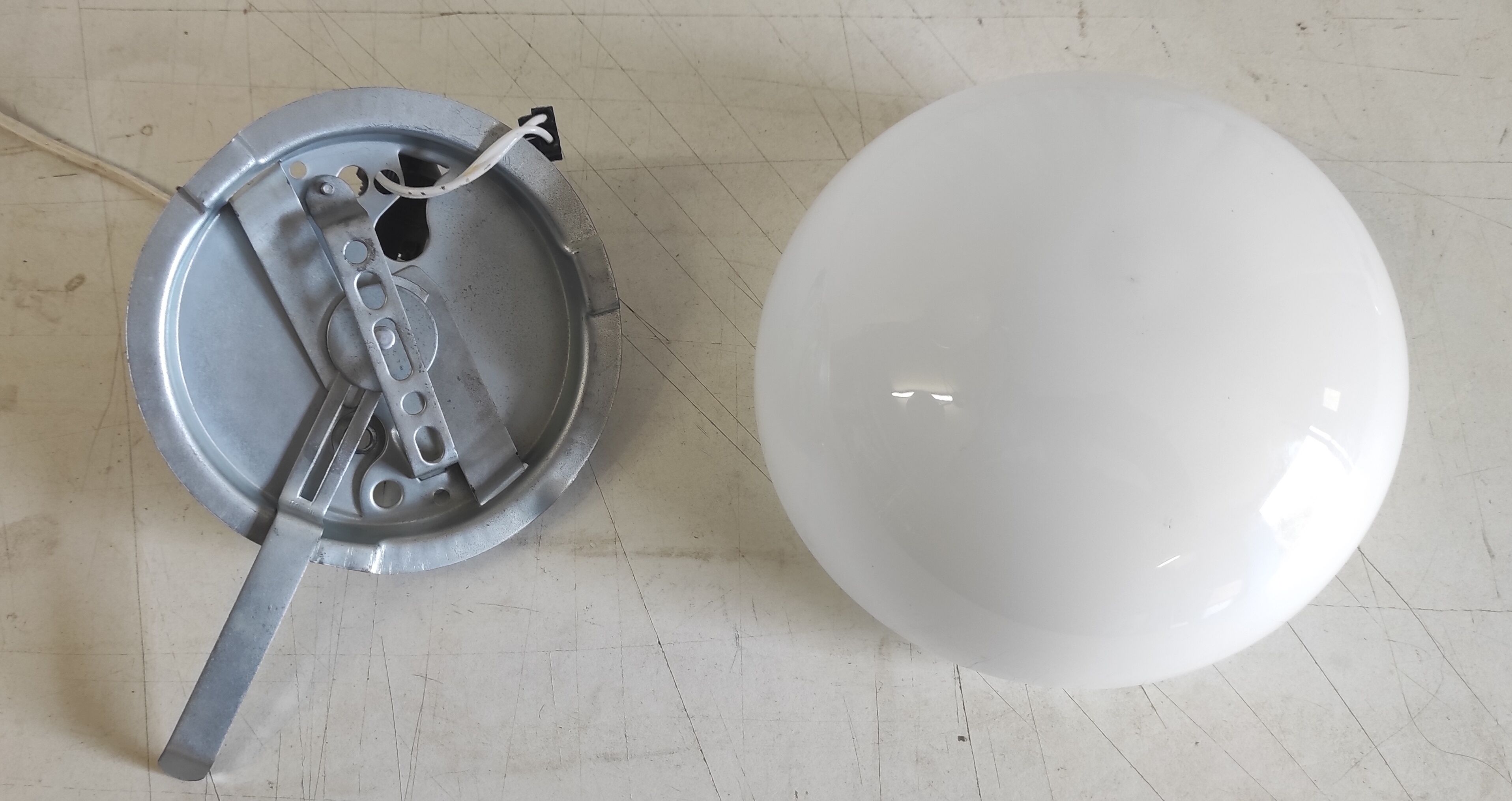 Plafonnier, applique globe opaline - mid. XXeme
