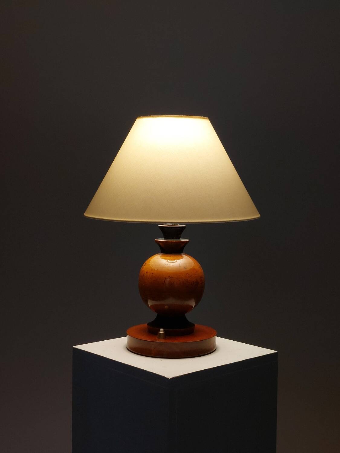 Turned wooden Art Deco table lamp