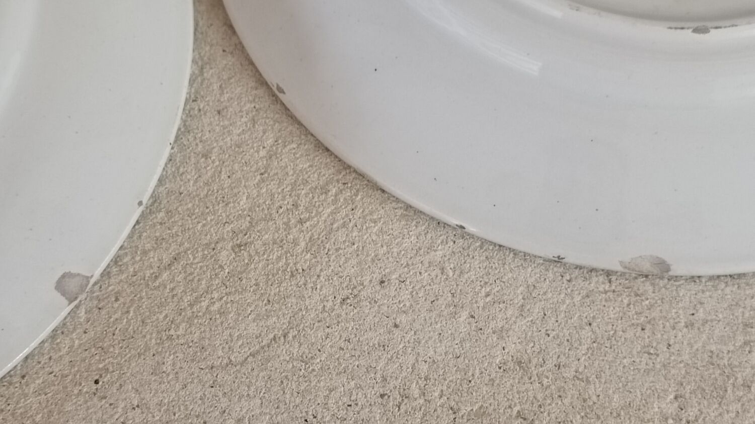 2 Saint Amand plates with castle decor