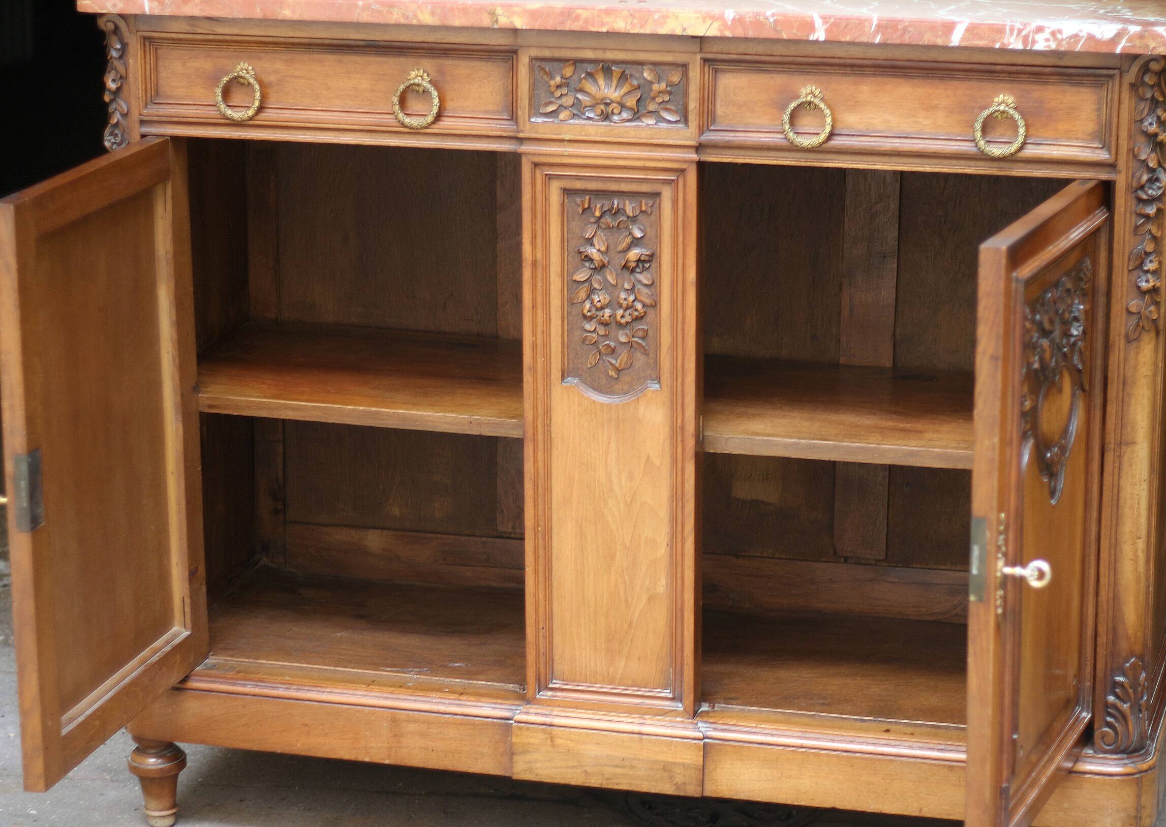 Buffet with mirror in solid walnut. Late 19th century, beautiful piece.