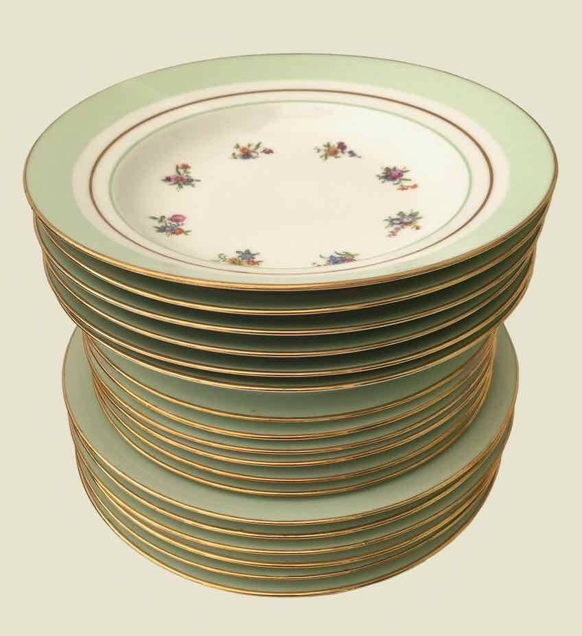 Service of 18 porcelain plates for 6 people