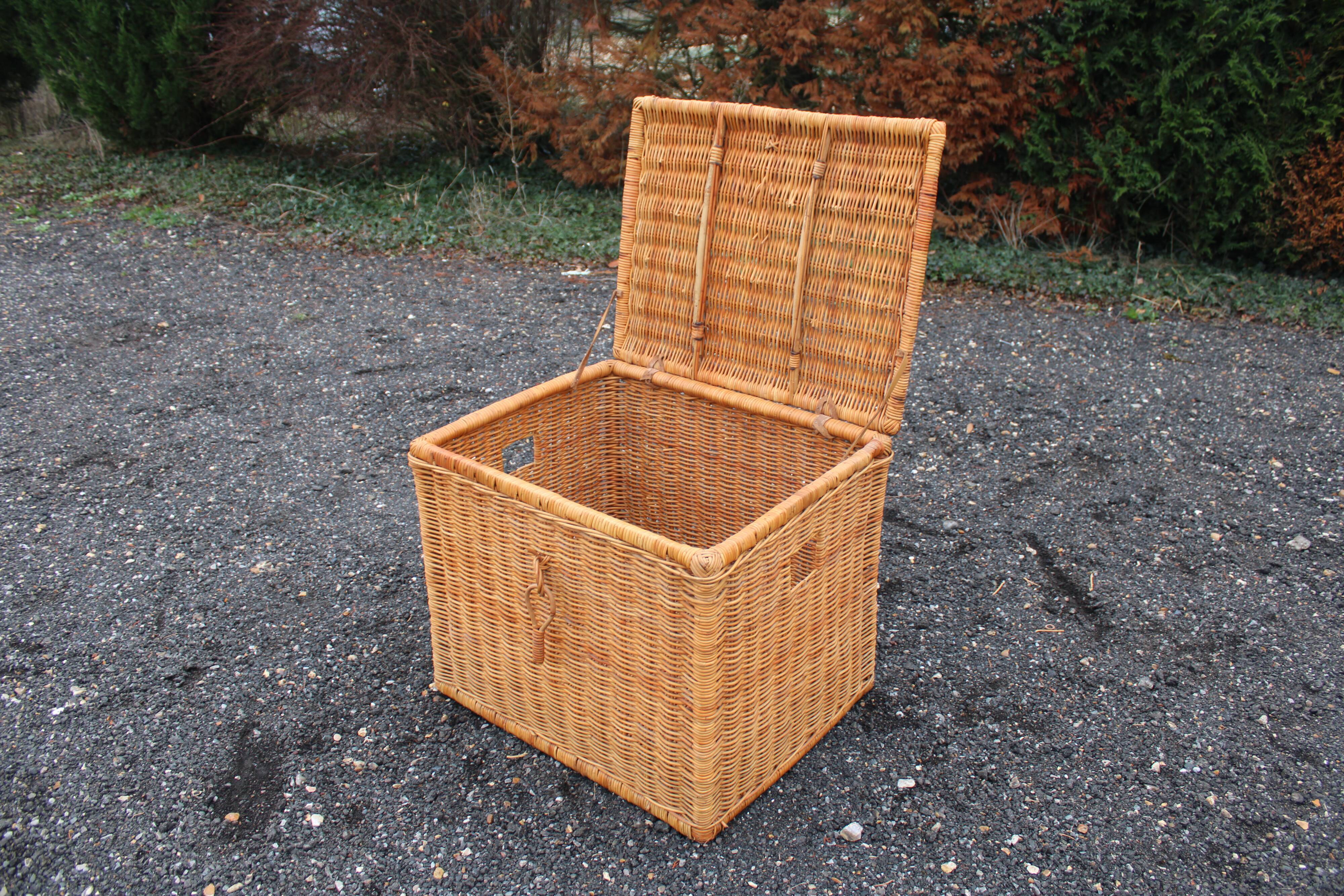 Wicker chest
