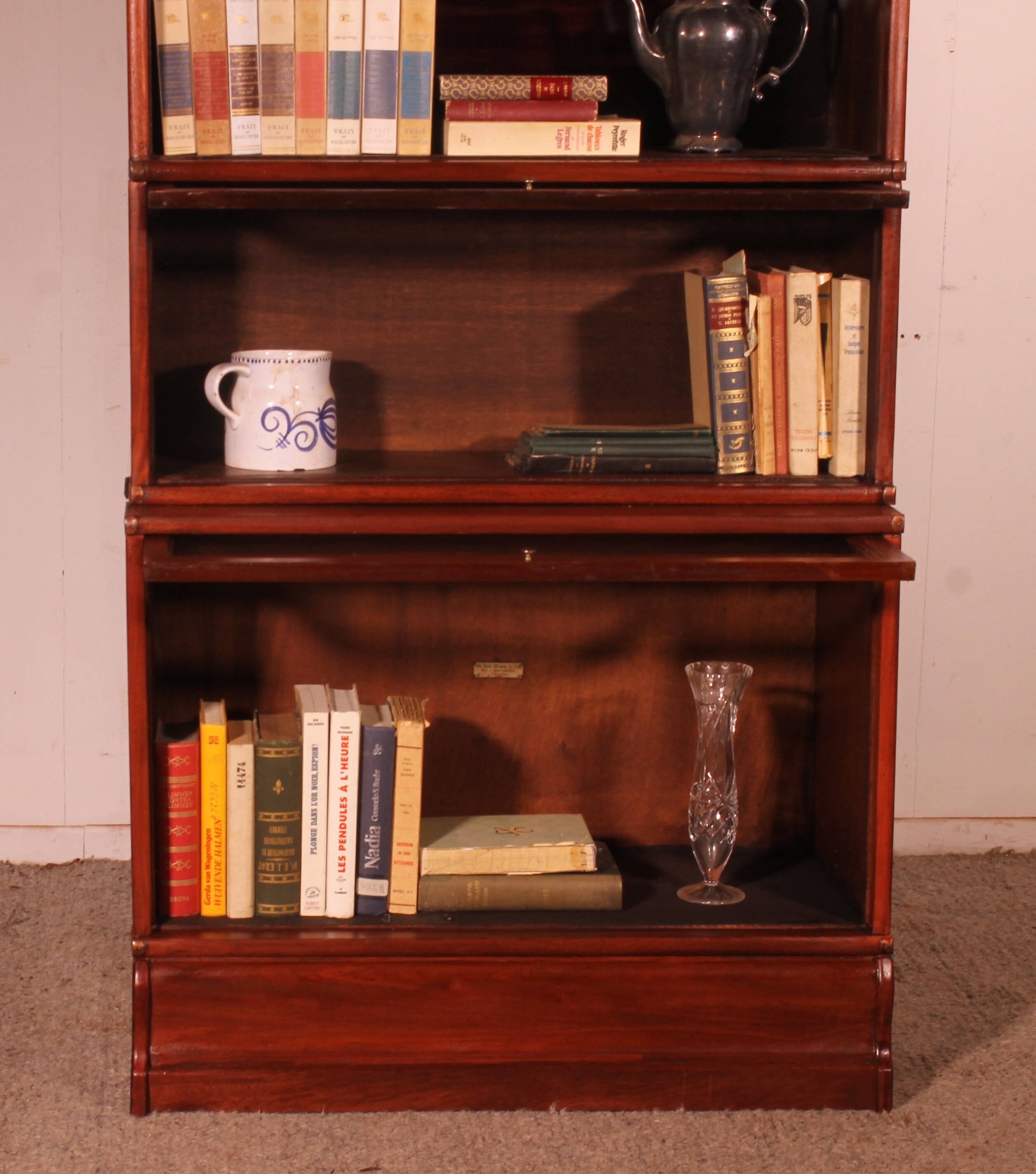 large Globe Wernicke library in mahogany with 5 pieces and a projection