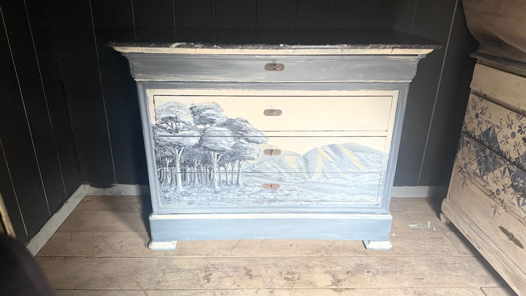 Commode Louis Philippe datant du 19e siècle avec marbre, peinture et patine