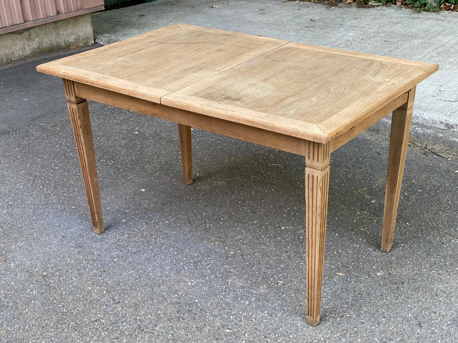 Louis XVI dining table renovated in raw wood from the 19th century