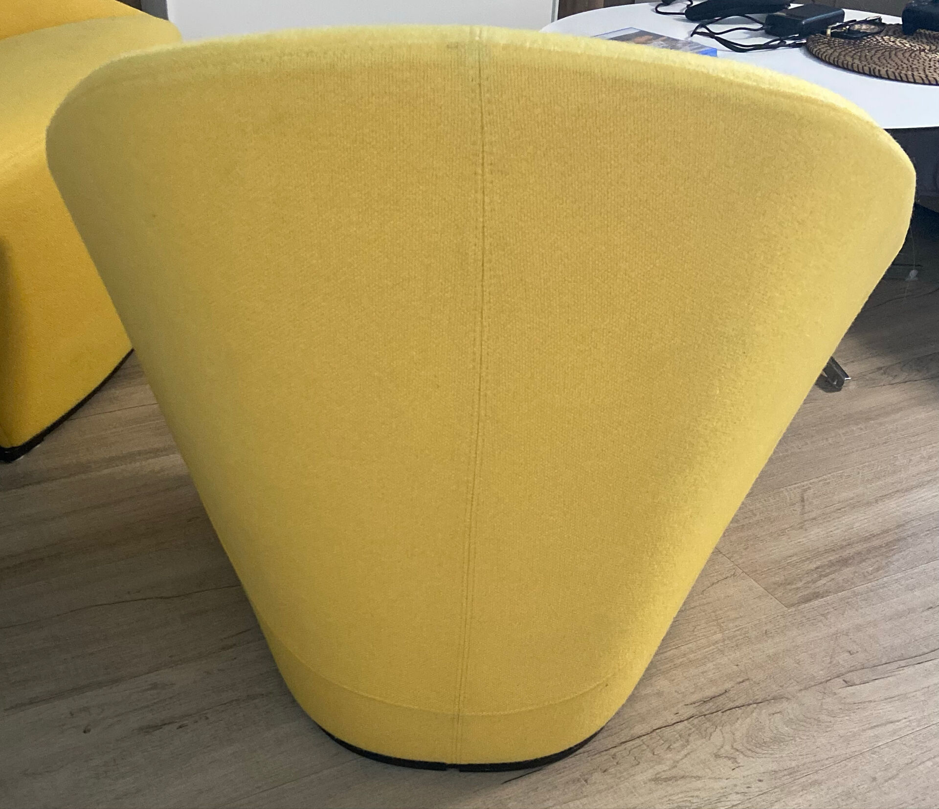 Un fauteuil Arper Colina - Design Lievore Altherr Molina, jaune