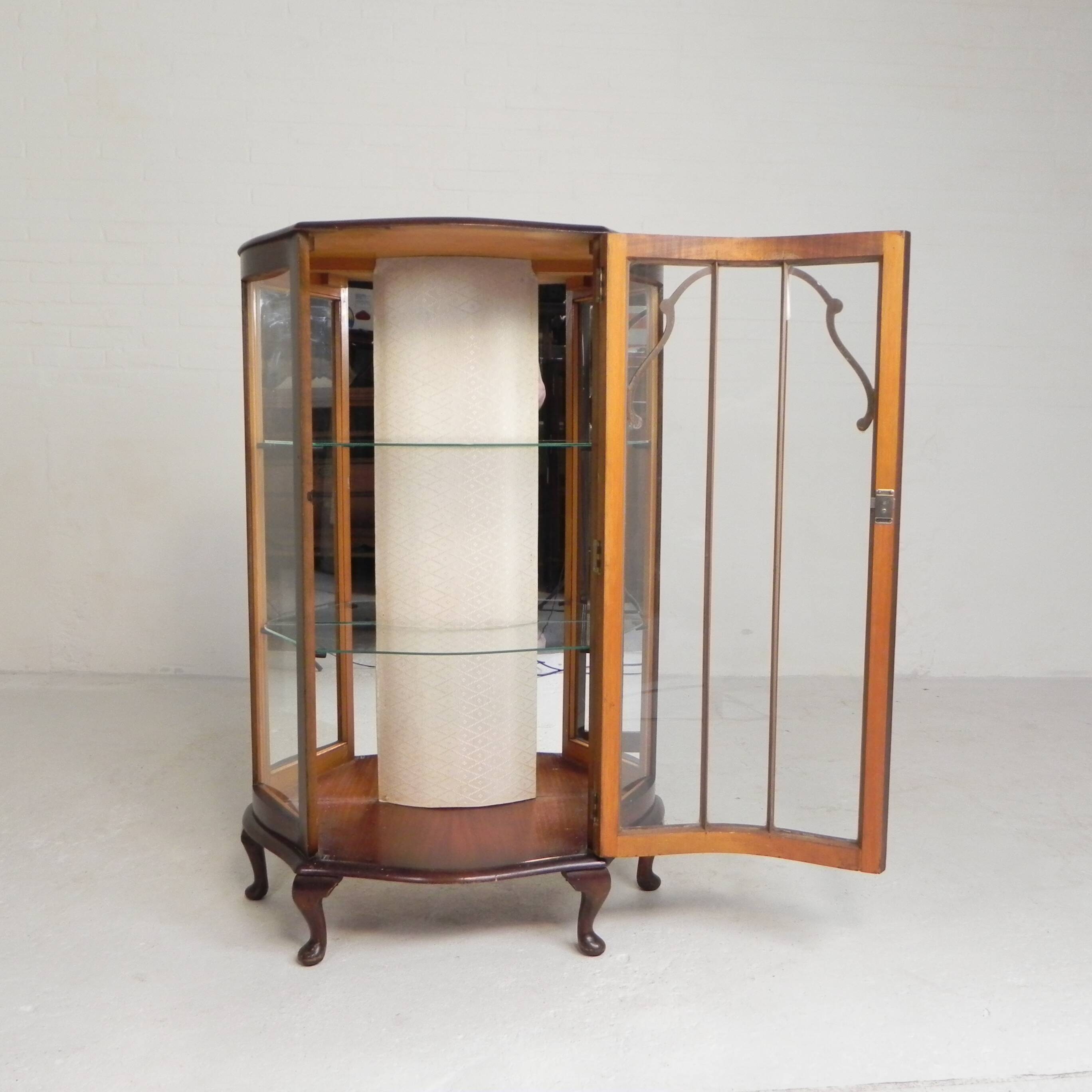 English Art Deco display cabinet on ornate legs, 1930s