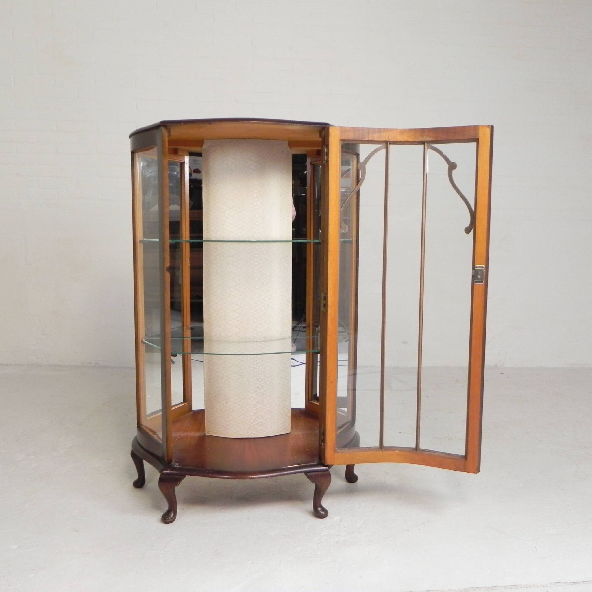 English Art Deco display cabinet on ornate legs, 1930s