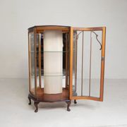 English Art Deco display cabinet on ornate legs, 1930s