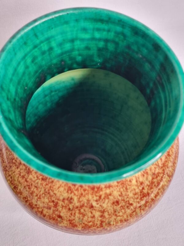 Vase en grès émaillé vert et brun moucheté – signé Accolay – 22 cm