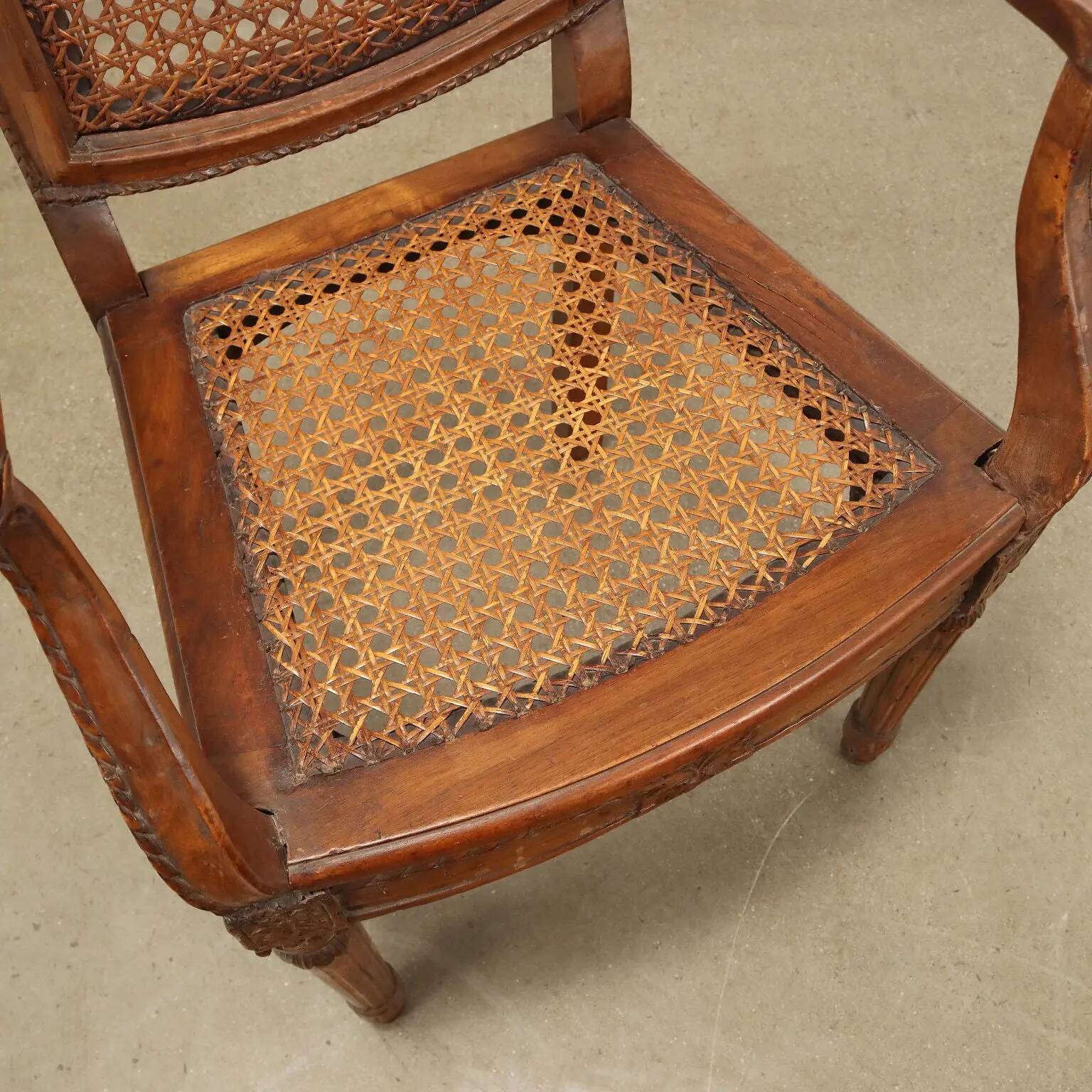 Fauteuil ancien de style néoclassique en noyer et hêtre, France '700