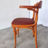 Fauteuil vintage en bois courbé : chaise de pub irlandaise en similicuir rouge des années 1970
