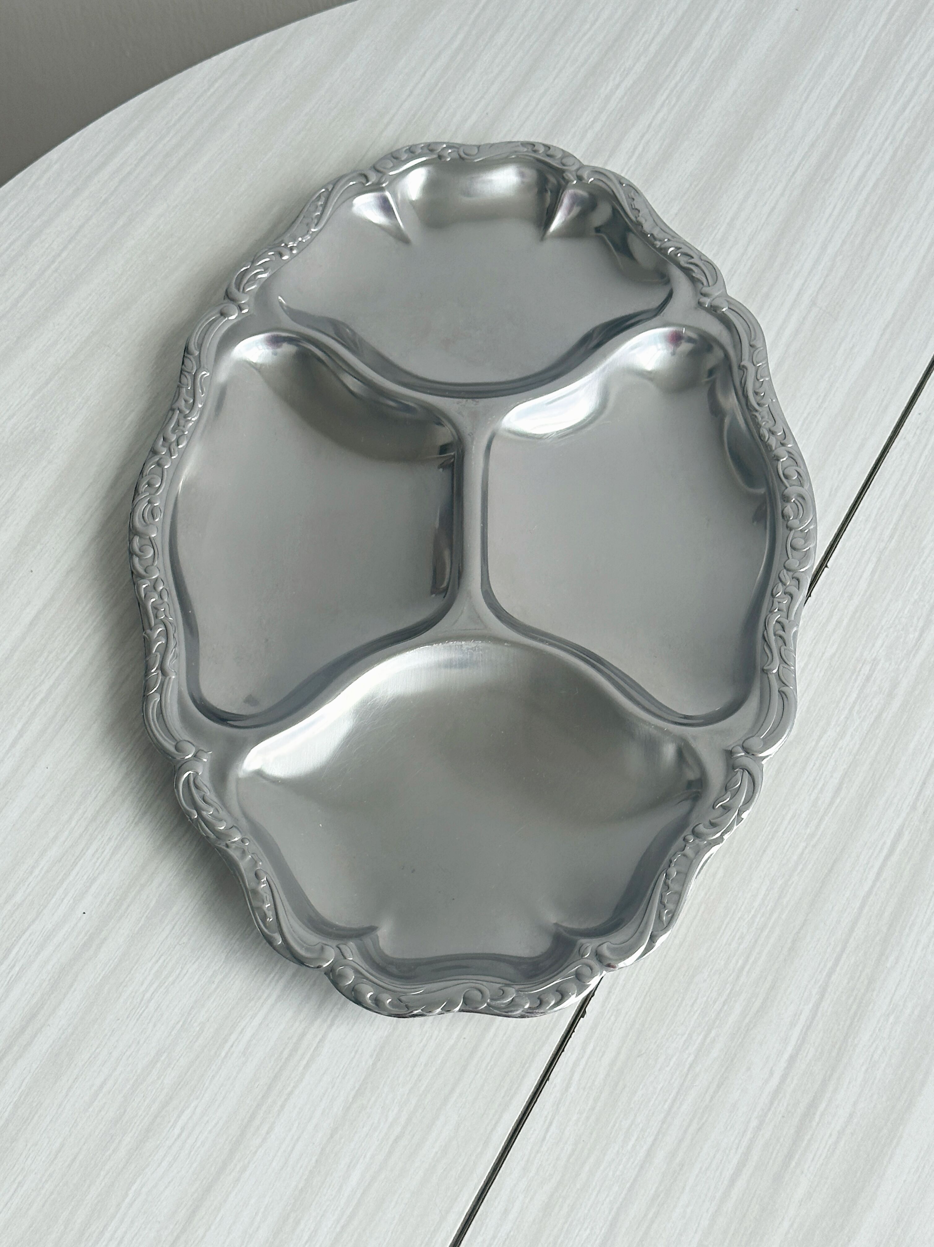 Serving dish with 4 compartments