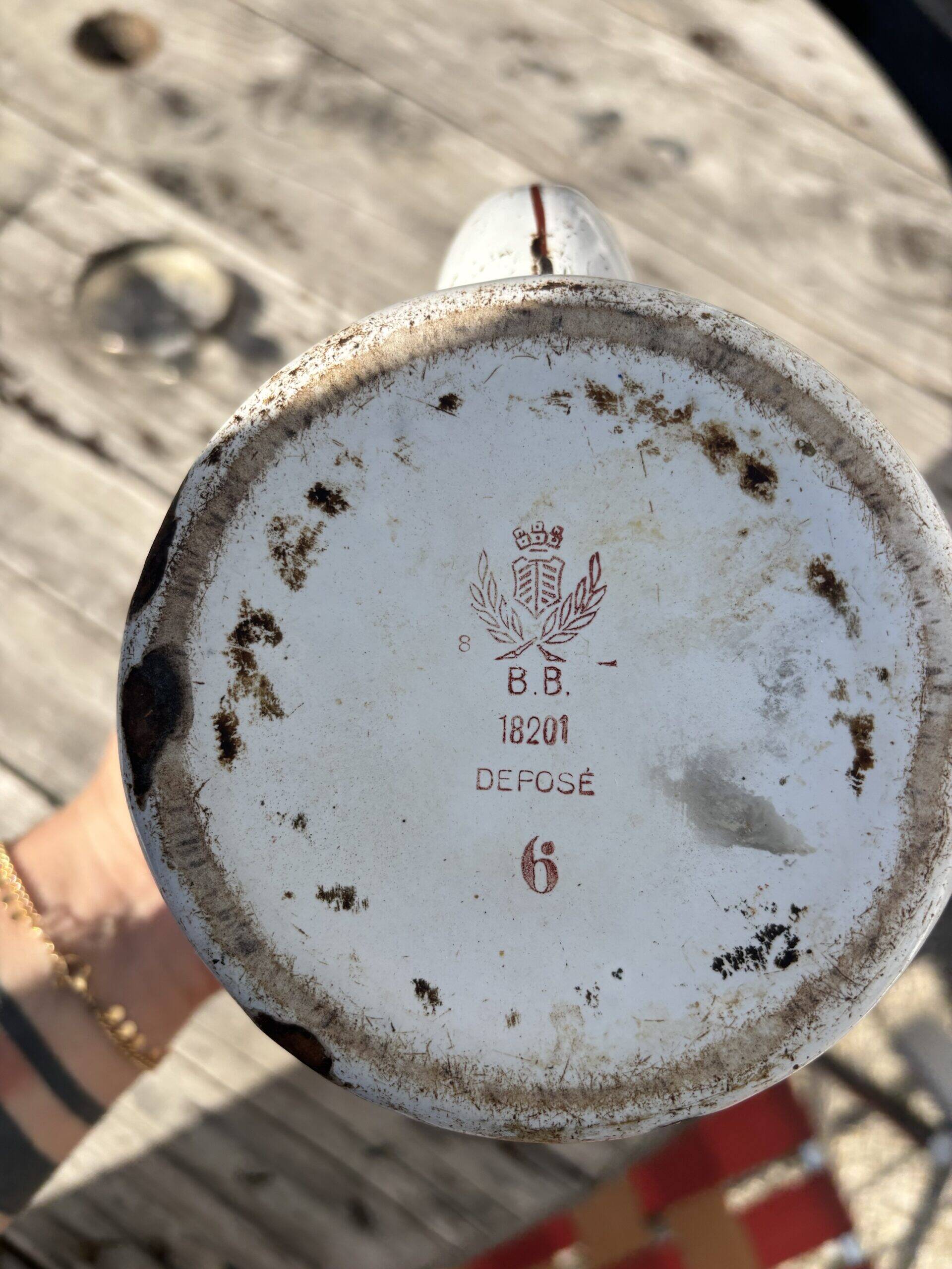 Cafetière à carreaux bordeaux