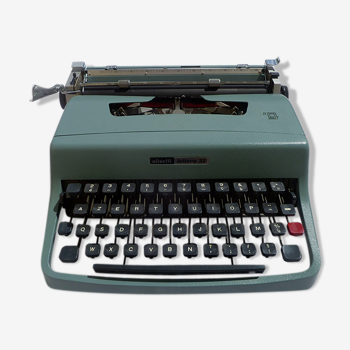 Typewriter by Olivetti Lettera 32