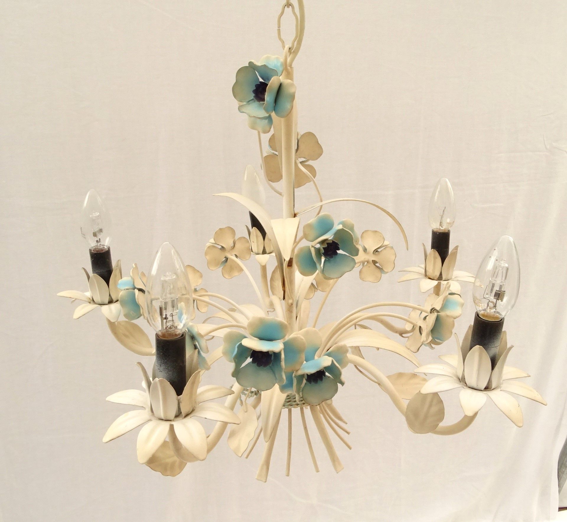 Vintage chandelier bouquet of blue flowers 5 candles in painted sheet metal.