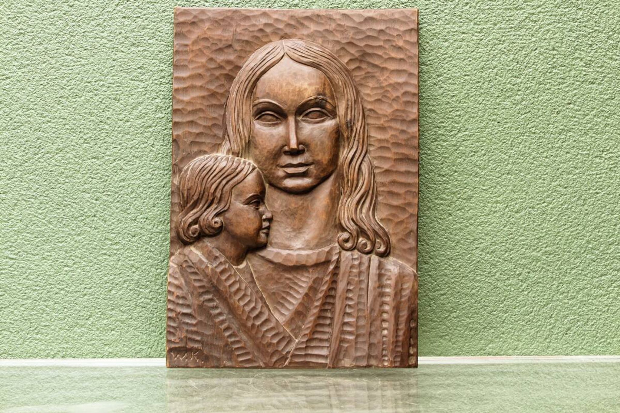 Bas relief moderniste, vierge à l'enfant, bois sculpté, signé