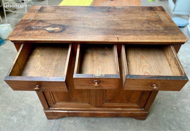Wooden chest of drawers