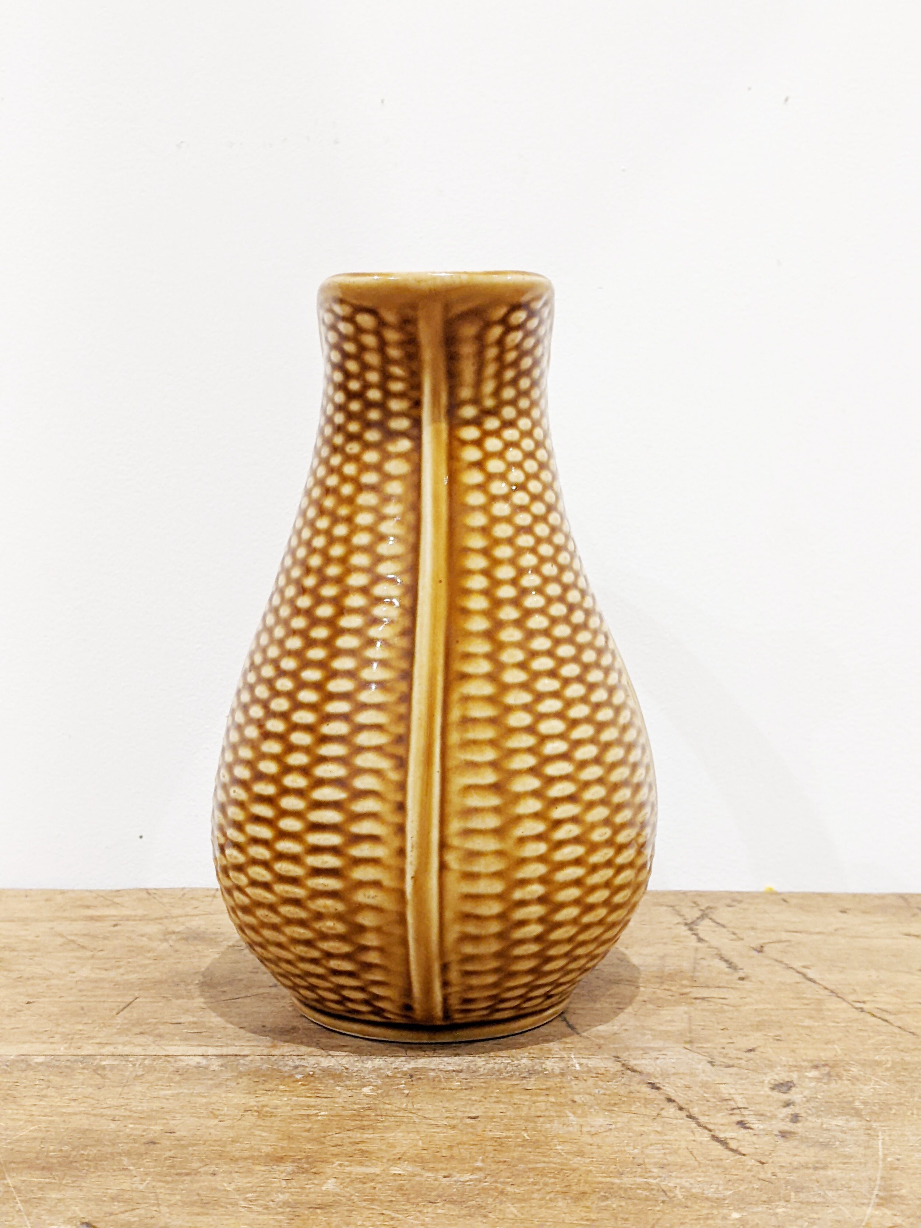 Vintage decanter ('60) pattern "grains of rice". Honey color. In perfect condition.