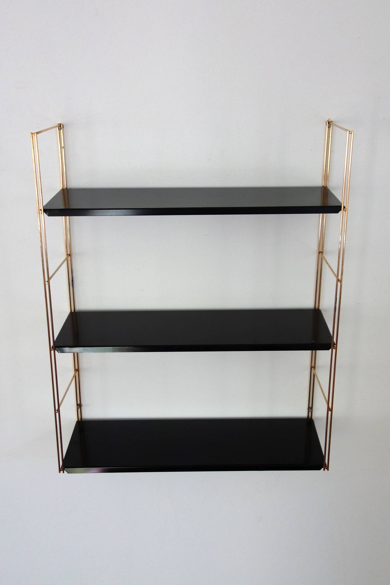 Modular string wall shelf in golden brass and black metal, 50s/60s