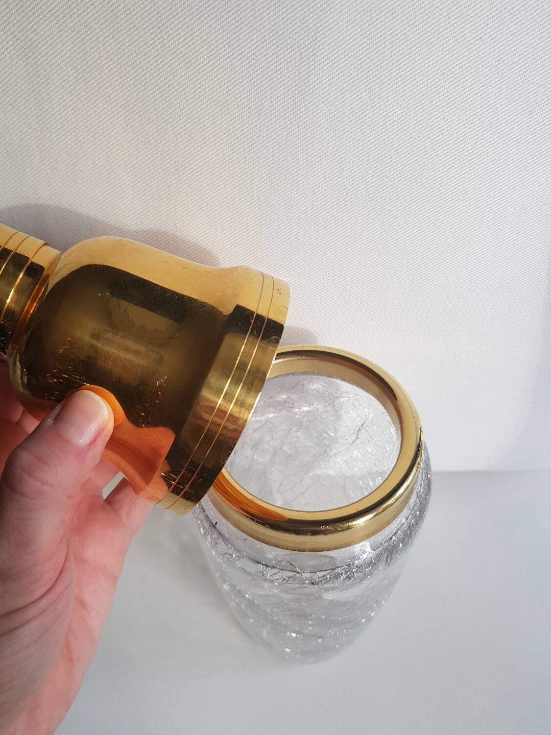Shaker à cocktail en verre craquelé du milieu du siècle avec détails plaqués or