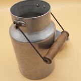 Anciens pots de lait aluminium, anse en bois, lot de 2