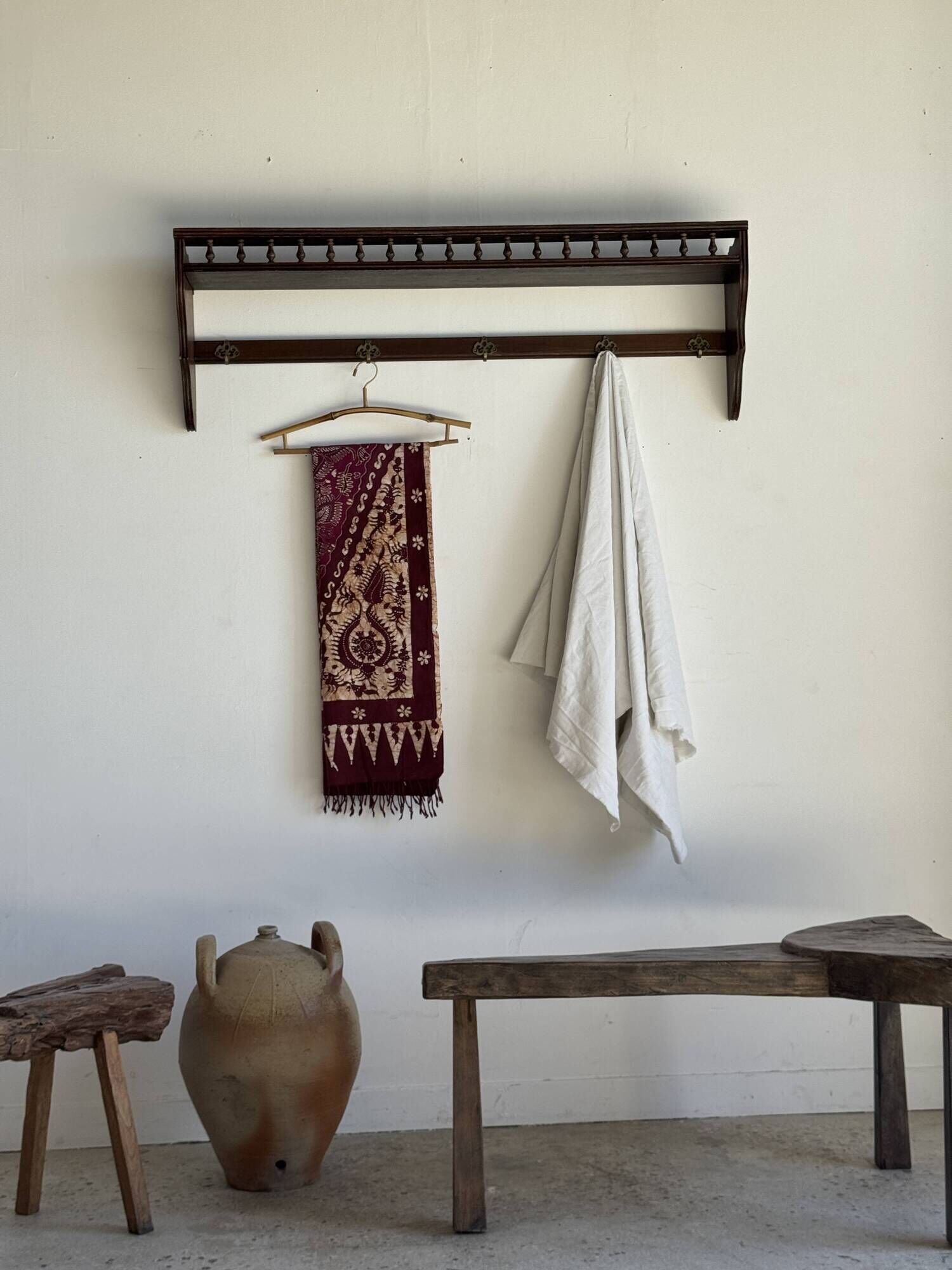 Antique wooden wall shelf with a turned gallery and 5 hooks L120 H40 D18